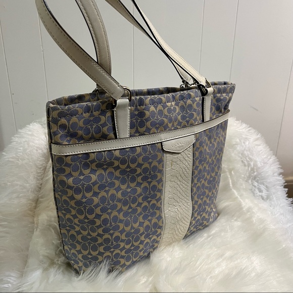 Blue, beige, and cream Coach classic print handbag - Picture 3 of 13